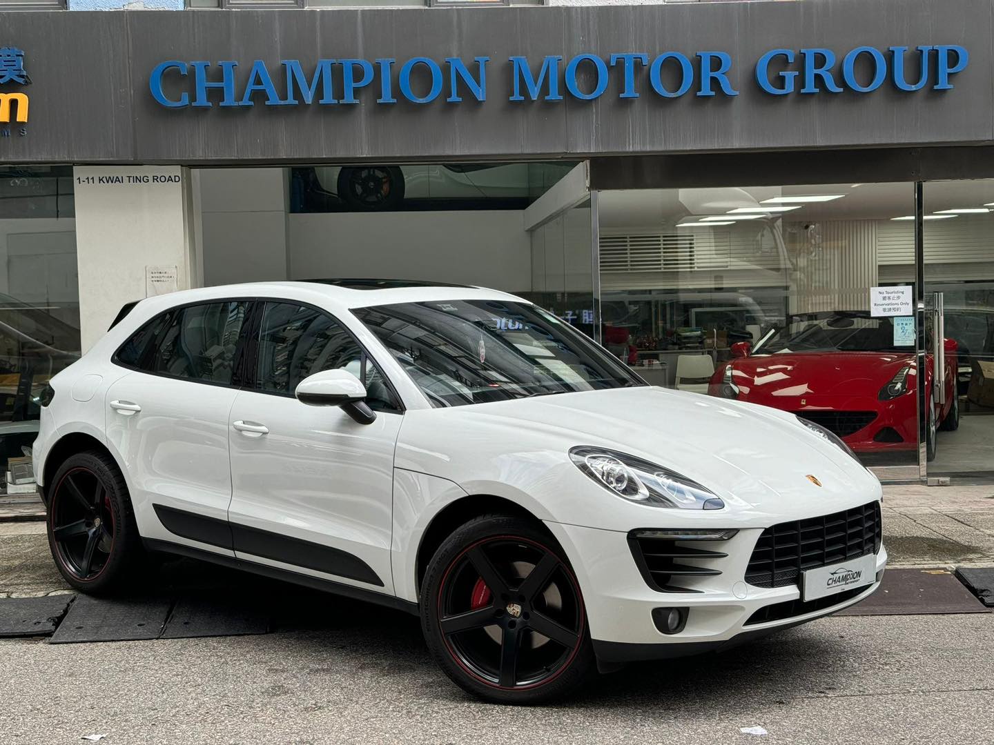 PORSCHE MACAN