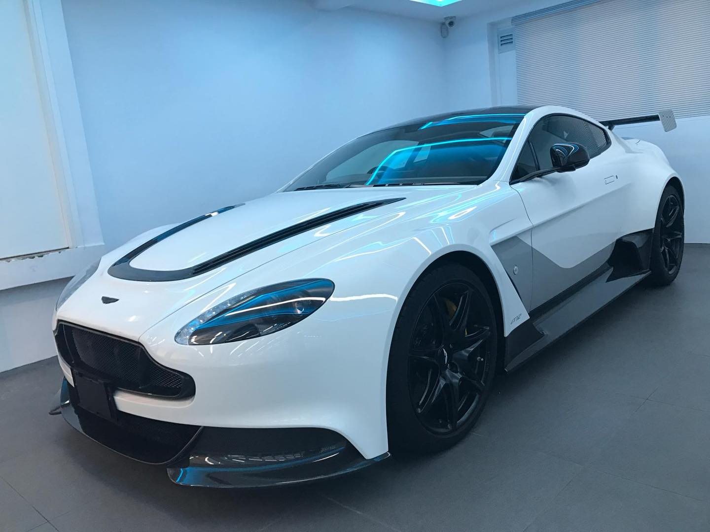 Aston Martin Vantage GT12